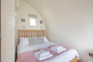 1 Bed in Llanfyllin oc-p29023 في Llanfyllin: سرير صغير في غرفة عليها مناشف