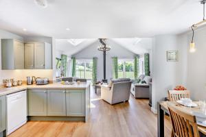 cocina abierta y sala de estar con mesa y sillas en Y Bwthyn Y Berwyn, en Llanarmon Dyffryn-Ceiriog