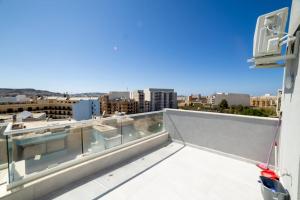 Μπαλκόνι ή βεράντα στο Bright Penthouse with Terrace - by HostMT