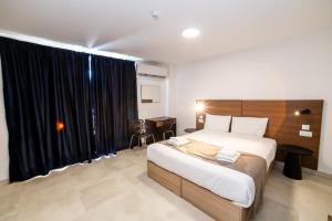 Ένα ή περισσότερα κρεβάτια σε δωμάτιο στο Bright Penthouse with Terrace - by HostMT