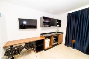 Η κουζίνα ή μικρή κουζίνα στο Bright Penthouse with Terrace - by HostMT +8 φωτογραφίες