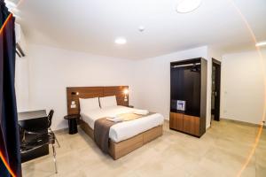 Ένα ή περισσότερα κρεβάτια σε δωμάτιο στο Bright Penthouse with Terrace - by HostMT