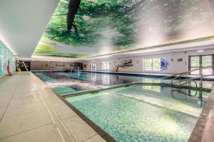 Bazén v ubytování 2 Bed in St. Tudy oc-m32233 nebo v jeho okolí