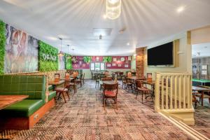 TV a/nebo společenská místnost v ubytování 2 Bed in St. Tudy oc-m32233