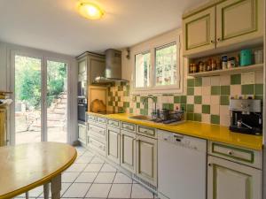 una cocina con azulejos verdes y blancos en la pared en Villa in Hyères near Beach & Pool, en Hyères