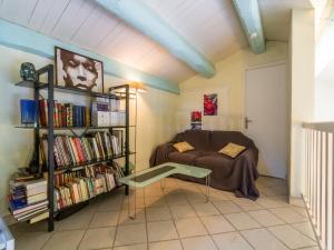 sala de estar con sofá y estantería con libros en Villa in Hyères near Beach & Pool, en Hyères 32 fotos más