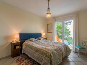 Un dormitorio con una cama y una ventana grande. en Villa in Hyères near Beach & Pool, en Hyères