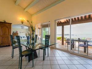 Un comedor con una mesa de cristal y sillas. en Villa in Hyères near Beach & Pool, en Hyères