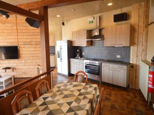 Kuchyň nebo kuchyňský kout v ubytování Trooz Villa with Pool & Sauna