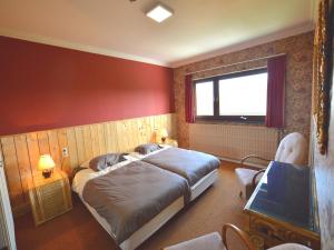 Postel nebo postele na pokoji v ubytování Trooz Villa with Pool & Sauna
