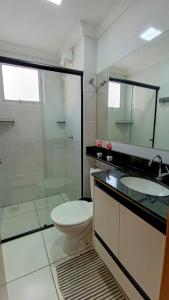 a bathroom with a toilet and a shower and a sink at 8º Relax - Cama de Massagem! in Uberlândia