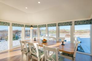 ein Esszimmer mit Tisch und Stühlen und Fenstern in der Unterkunft Balass Lodge near The Old Course St Andrews in Fife