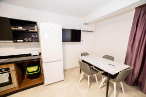 Dapur atau dapur kecil di Spacious Studio with 3 Single Beds - by HostMT