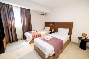 Katil atau katil-katil dalam bilik di Spacious Studio with 3 Single Beds - by HostMT