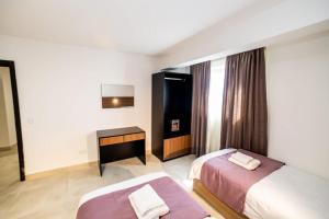 Katil atau katil-katil dalam bilik di Spacious Studio with 3 Single Beds - by HostMT