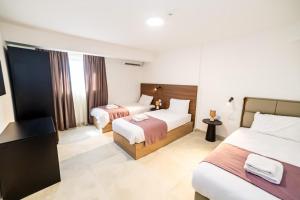 Katil atau katil-katil dalam bilik di Spacious Studio with 3 Single Beds - by HostMT +9 gambar