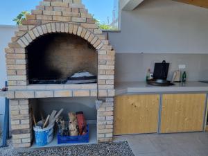 een bakstenen oven met een aanrecht in de keuken bij Bazen na dan Saray pool in Mostar