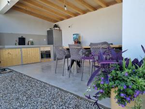 een keuken met een tafel en stoelen in een kamer bij Bazen na dan Saray pool in Mostar