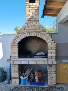 een buitenpizzaoven van baksteen in een huis bij Bazen na dan Saray pool in Mostar