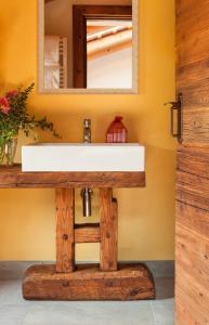 W łazience znajduje się umywalka i lustro. w obiekcie Ca' Piadera Wine Relais w mieście Tarzo