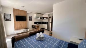 un petit salon avec un canapé et une cuisine dans l'établissement AP822 ar condicionado piscina academia coworking etc, à Juiz de Fora