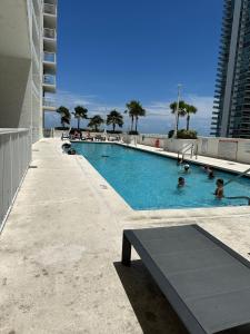 Bazén v ubytování Stunning vew from 42nd floor, Brickell-Miami financial district free parking, sleeps 4 nebo v jeho okolí