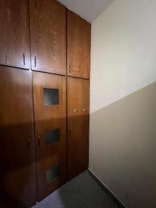 カラチにあるSunrise BNB DHA phase 7の木製のキャビネットと壁が備わる客室です。