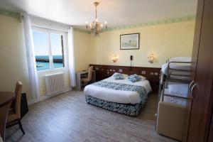 Postel nebo postele na pokoji v ubytování Hotel De La Mer