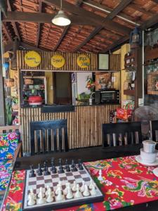 une pièce avec une table sur laquelle se trouve un échiquier dans l'établissement Chez Xuan homestay & cookingclass, à Kon Rung (1)