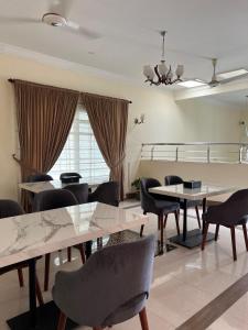 Гостиная зона в One Bed Room Sunrise BNB DHA phase 7 +5 фотографий