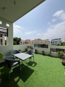 Балкон или терраса в One Bed Room Sunrise BNB DHA phase 7