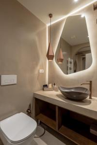 Koupelna v ubytování Devina Residence 2025 , Luxury City Jacuzzi Apartment + 38 fotografií