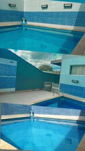 eine Draufsicht auf ein Schwimmbad in einem Gebäude in der Unterkunft CASA PISCINA CHURRASQUEIRA Wi-Fi BERTIOGA in Bertioga