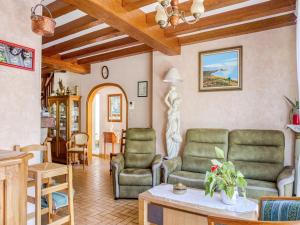 un salon avec deux chaises et une table dans l'établissement Beachside Family Retreat, à Pénestin 32 autres photos