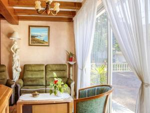 un salon avec une table et des chaises et une fenêtre dans l'établissement Beachside Family Retreat, à Pénestin