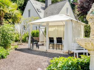 - un kiosque blanc avec des chaises et un banc dans l'établissement Beachside Family Retreat, à Pénestin