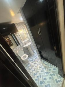 y baño con aseo y lavamanos. en Oumhani5, en Sale 8 fotos más