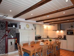 Dapur atau dapur kecil di Farmhouse in Oosterwijk by River Linge