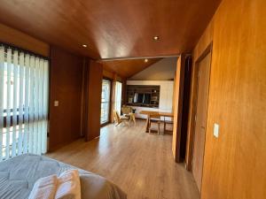 une chambre avec un lit et une salle à manger dans l'établissement Departamento 3 ambientes, modernoso, cálido y a media cuadra de la calle principal. 2 PAX (V420), à San Martín de los Andes