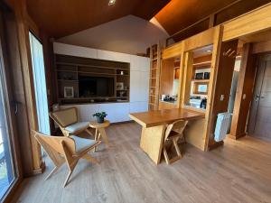 une salle à manger avec une table et des chaises en bois dans l'établissement Departamento 3 ambientes, modernoso, cálido y a media cuadra de la calle principal. 2 PAX (V420), à San Martín de los Andes