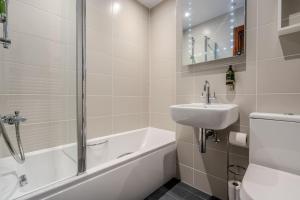 Koupelna v ubytování Larners Lodge by Winterton Cottages