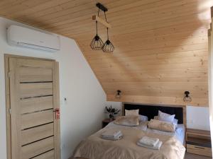 Postel nebo postele na pokoji v ubytování Domki na Jędrzejówkach - Kwietna Łąka