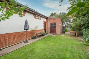 Zahrada ubytování Larners Lodge by Winterton Cottages