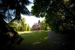 een groot huis midden in een veld met bomen bij Pałac w Kobylnikach in Kruszwica