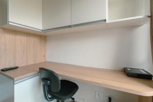 an office with a desk and a black chair at Veja Este Apê Completo! - PS505 in Maringá