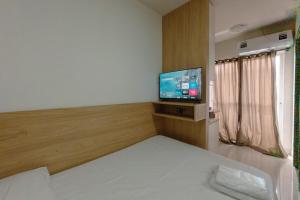 a room with a bed and a tv and a window at Veja Este Apê Completo! - PS505 in Maringá