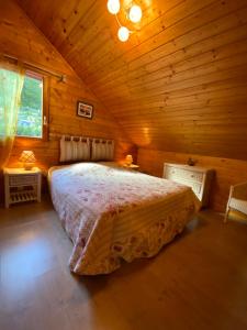 Ένα ή περισσότερα κρεβάτια σε δωμάτιο στο Chalet des bruyères