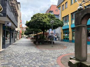uma rua com uma árvore no meio de uma rua em Loft Apartments - nähe Hautbahnhof - urbane Umgebung - Küche em Nuremberga