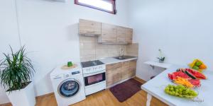 cocina con lavadora y mesa con fruta en Villa Selak, en Mostar 80 fotos más