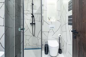 une salle de bain avec toilettes et douche en verre dans l'établissement Extra Central - Stylish & Luxury Stay, à Budapest 9 autres photos